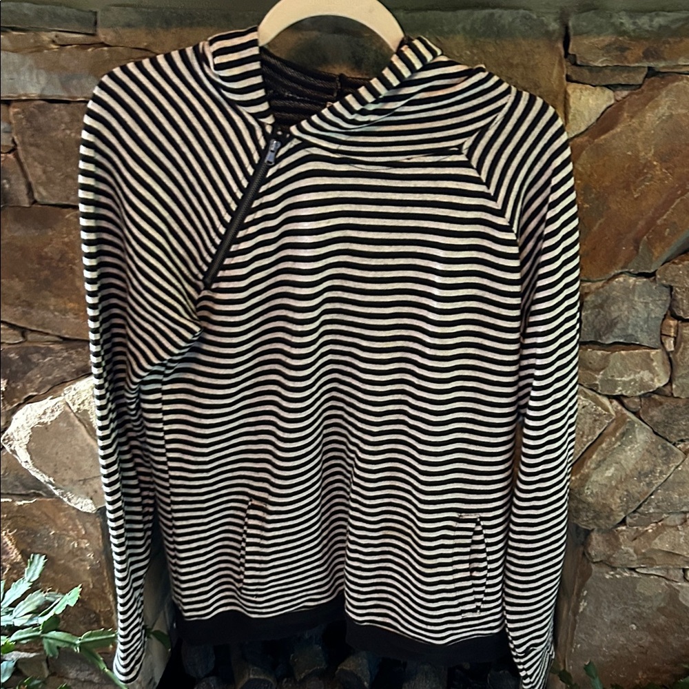 Striped Black and White Women’s Sweater Hoodie Size Large with 2 Front Pockets